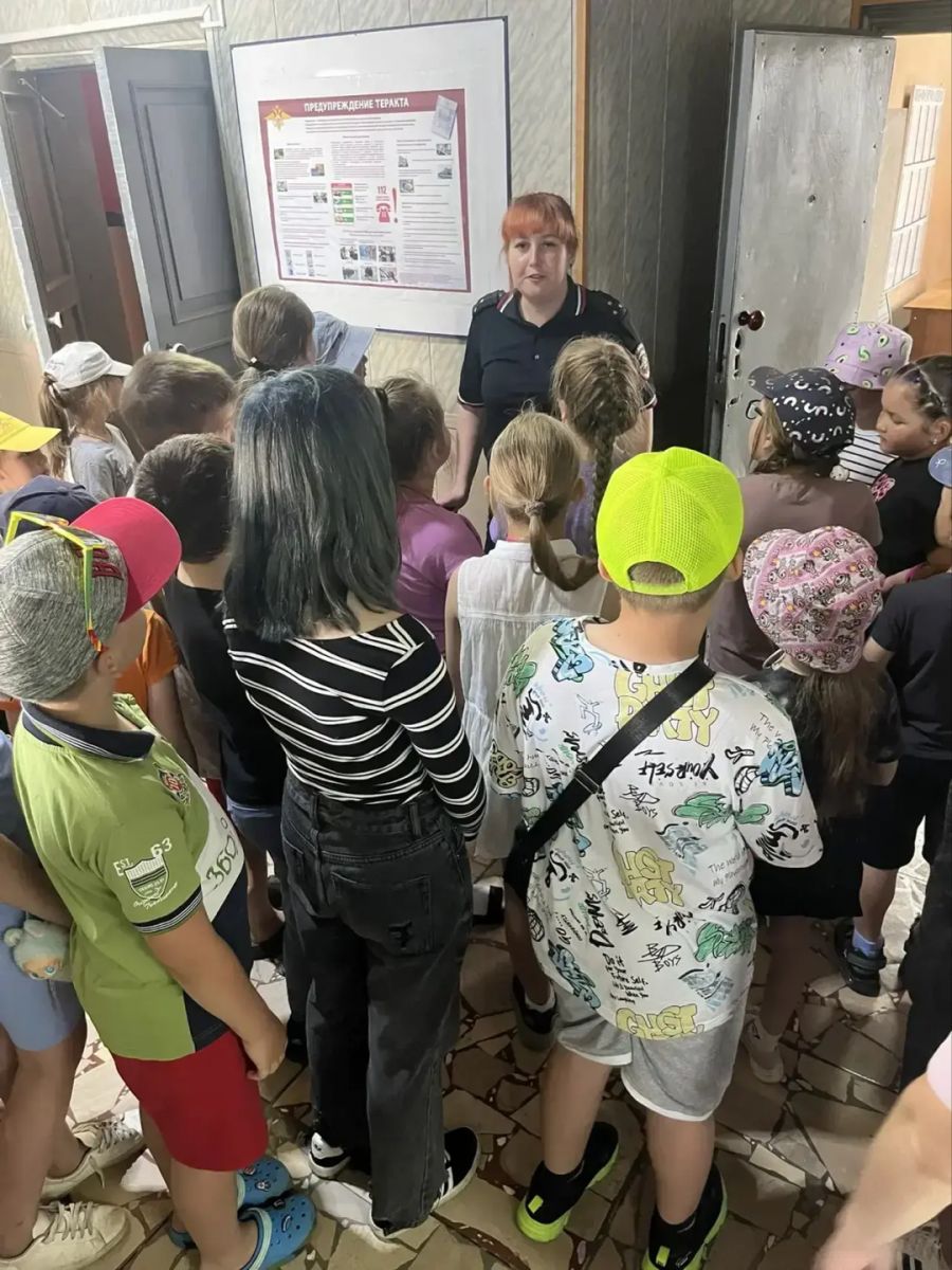Сотрудники полиции провели профилактическую беседу «Вода не для забавы» с детьми посещающих лагерь дневного пребывания
