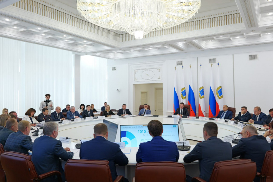 Губернатор Роман Бусаргин провел постоянно действующее совещание с участием зампредов и министров Правительства области, а также глав районов
