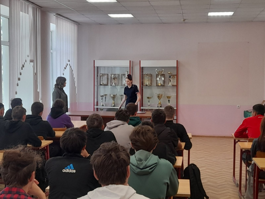 Профилактическая беседа инспектора ПДН со студентами техникума Профилактическая беседа инспектора ПДН со студентами техникума