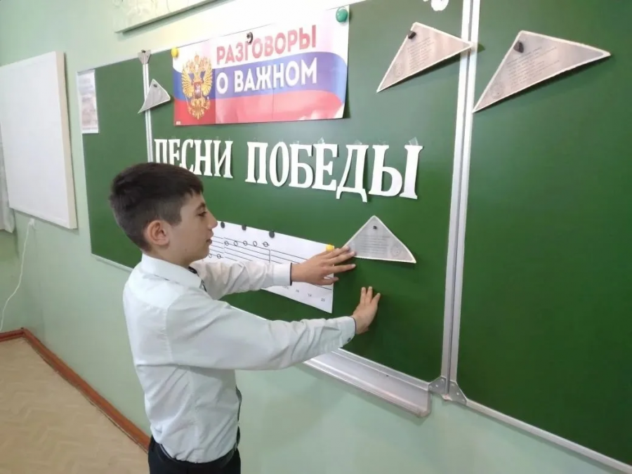 Учебная неделя в школах района стартовала с тематических линеек и «Разговоров о важном»