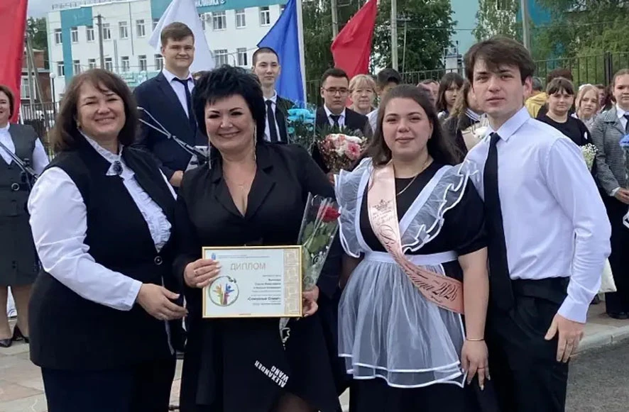 Заместитель главы администрации района по социальной сфере Юлия Евдокимова посетила линейку в школе № 2 Базарного Карабулака 