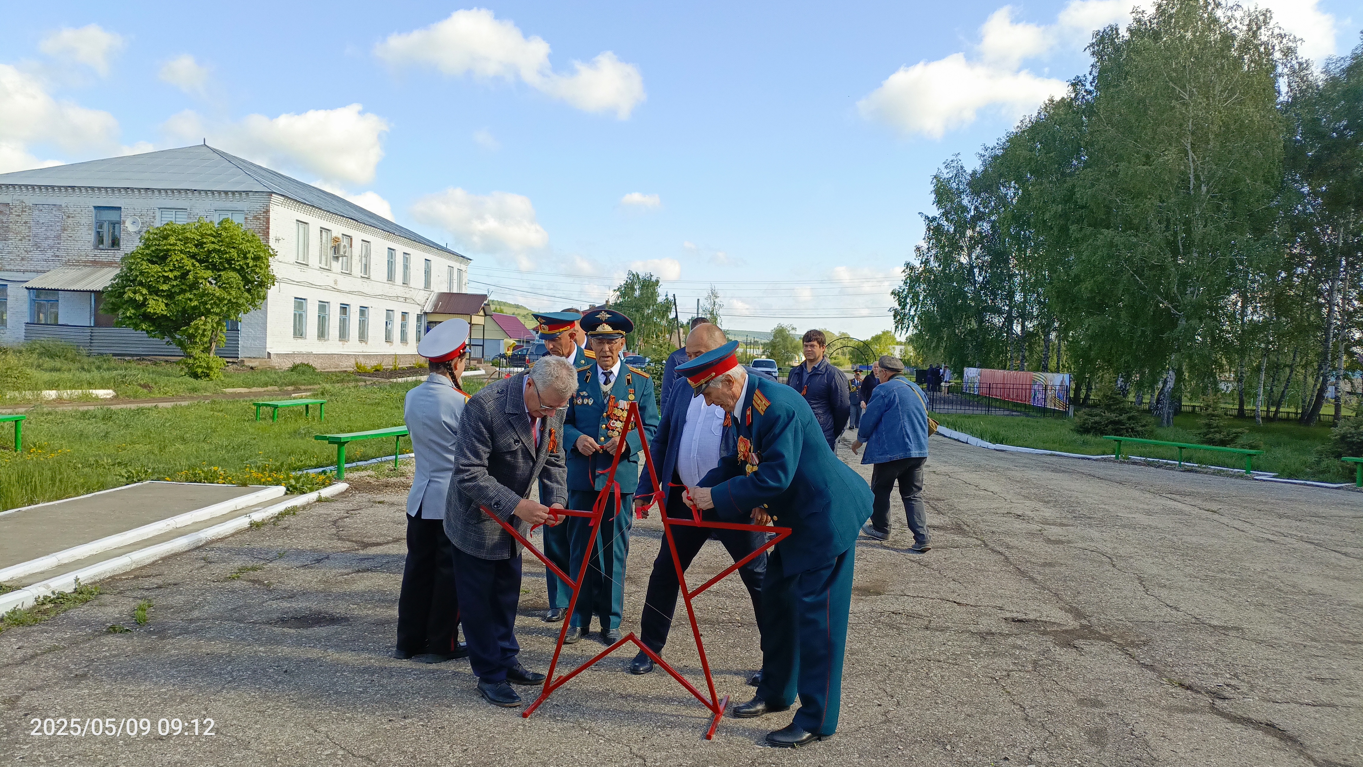 В с. Ивановка перед началом митинга состоялась  акция «Звезда памяти», приуроченная  к 80-ю годовщины Победы в Великой Отечественной войне