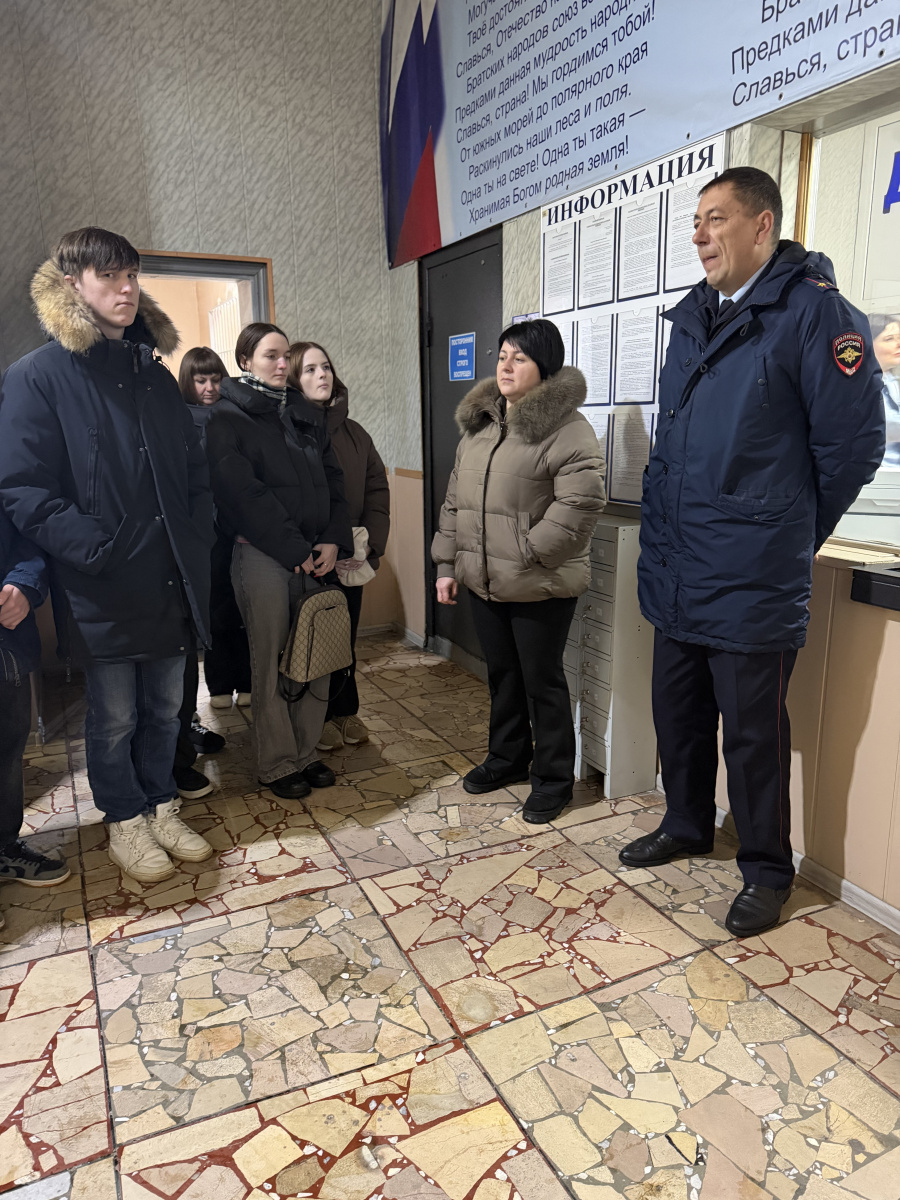 В Базарно-Карабулакском районе сотрудники полиции провели профиориентационное мероприятие для студентов техникума