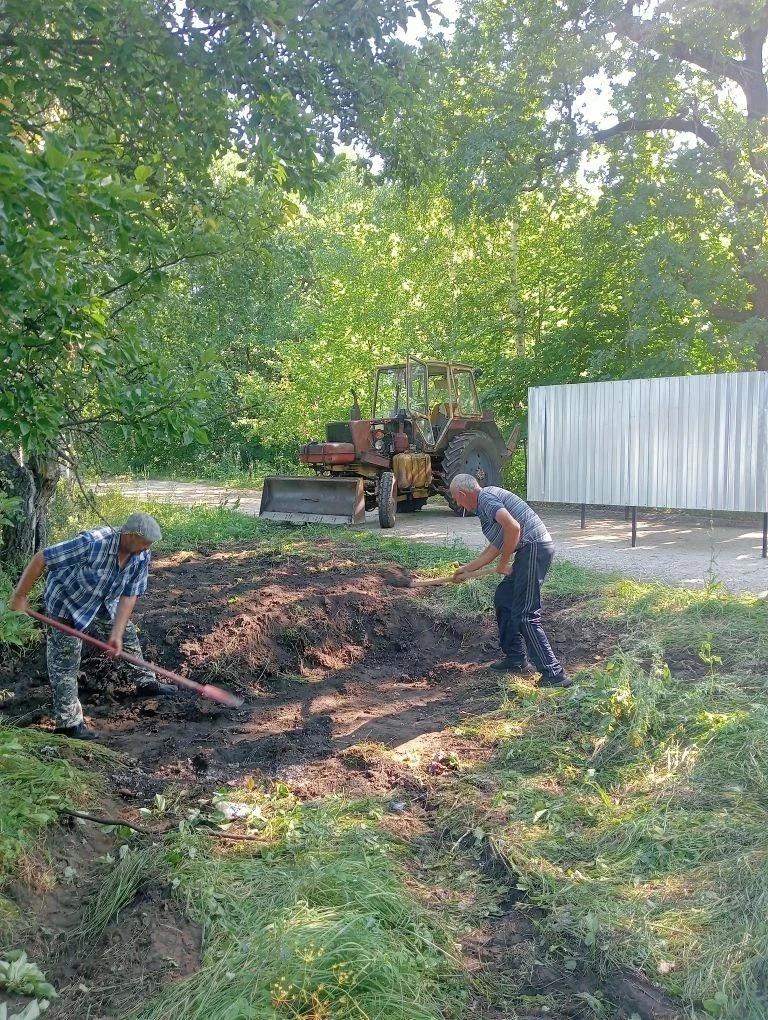 Под контролем главы администрации Свободинского муниципального образования Сергея Панкратова продолжаются работы по обустройству контейнерных площадок 