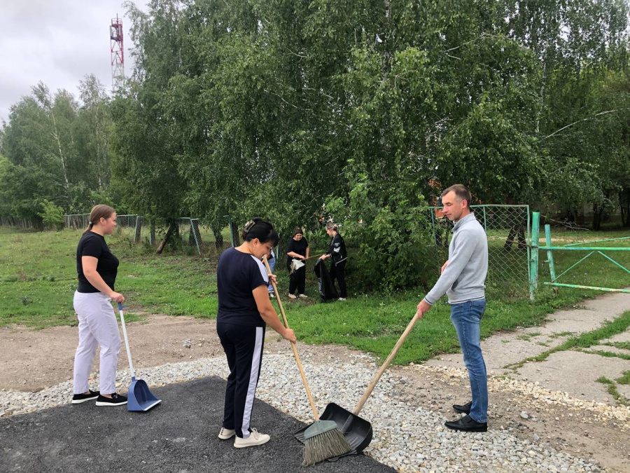 Коллектив администрации Яковлевского муниципального образования под руководством главы администрации муниципалитета Р. Г. Тугушевым провели субботник