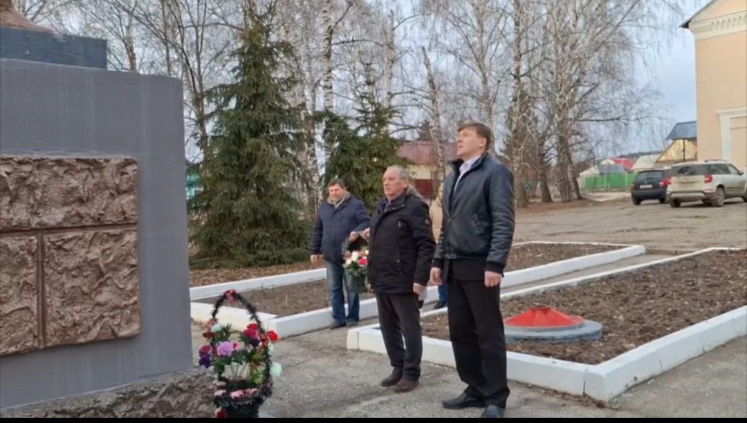 9 декабря в рамках Дня воинской славы России в селе Алексеевка состоялась торжественная церемония возложения цветов к памятнику землякам, погибшим в годы Великой Отечественной войны