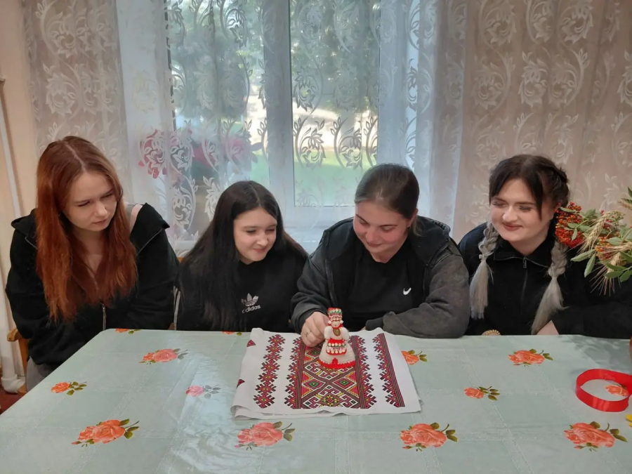 В преддверии  Дня молодёжи  на базе Сухокарабулакского СДК прошёл мастер класс  по изготовлению  мордовской  куклы "Столбушки"
