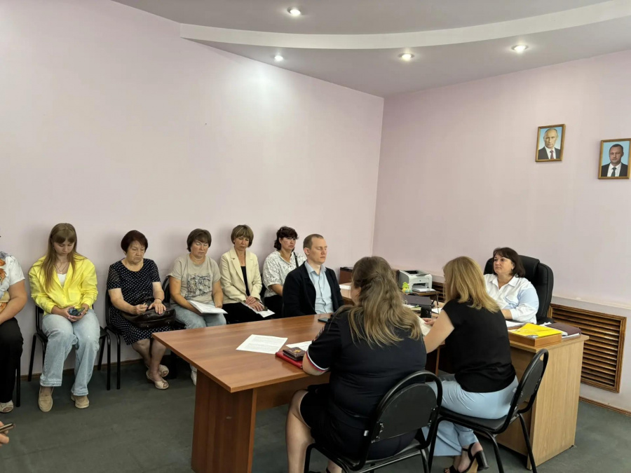 В администрации района прошло заседание комиссии по делам несовершеннолетних и защите их прав Базарно-Карабулакского муниципального района