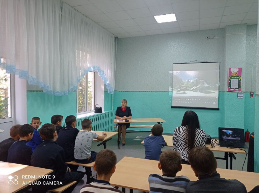 Сотрудники Госавтоинспекции проводят профилактические беседы, по безопасности дорожного движения в рамках Всероссийской Недели безопасности дорожного движения