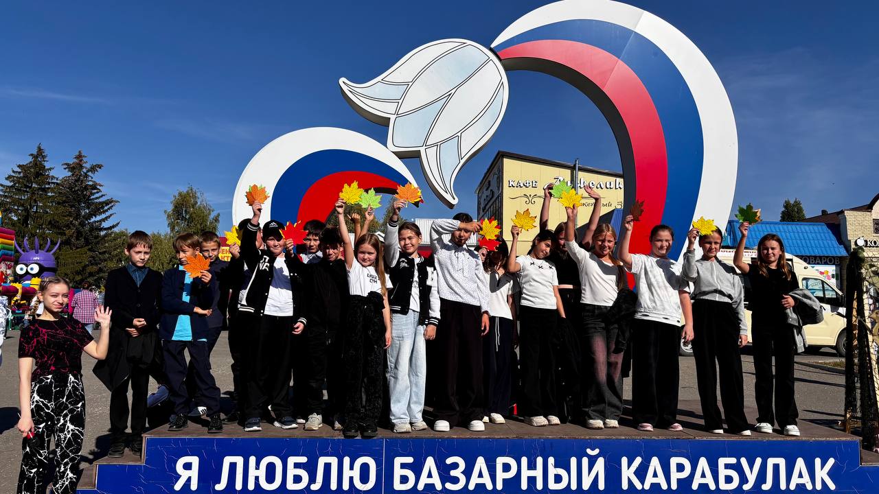 Традиционно на центральной площади прошла познавательно - игровая программа для детей «Осенний игроград»