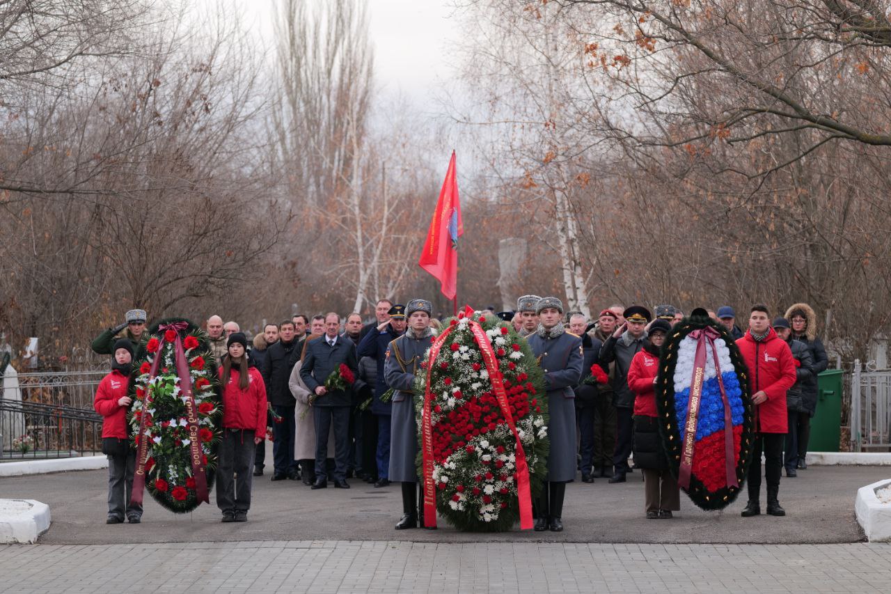 В День Неизвестного солдата глава региона возложил цветы к братской могиле