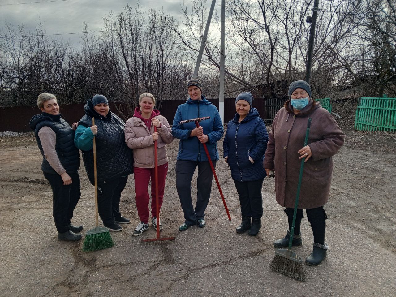 Работники социальной сферы, администрации, детских садов, школ, домов культуры  Свободинского МО приняли участие в субботнике по благоустройству населённых пунктах