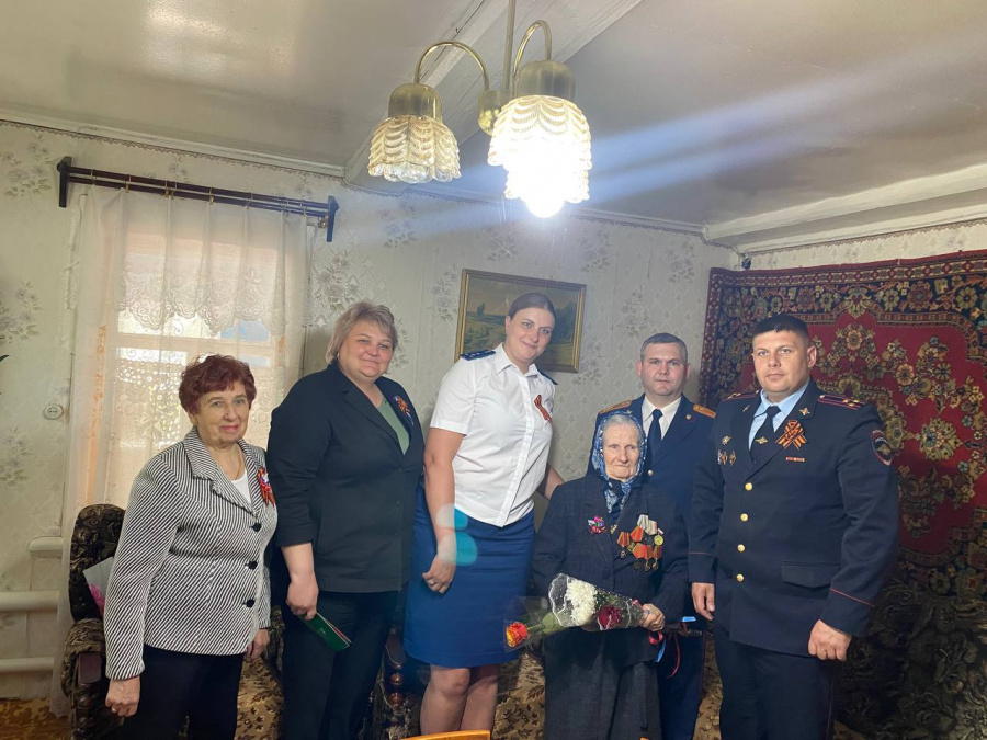 Глава района Н.В. Трошина поздравила труженицу тыла Марию Андреевну Сидорову с Днём Победы
