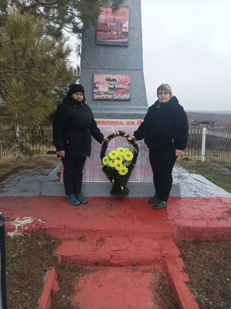 Врип главы администрации Старожуковского муниципального образования Светлана Осипова вместе с сотрудниками администрации МО приняла участие в церемонии возложения цветов к мемориалам и памятникам.
