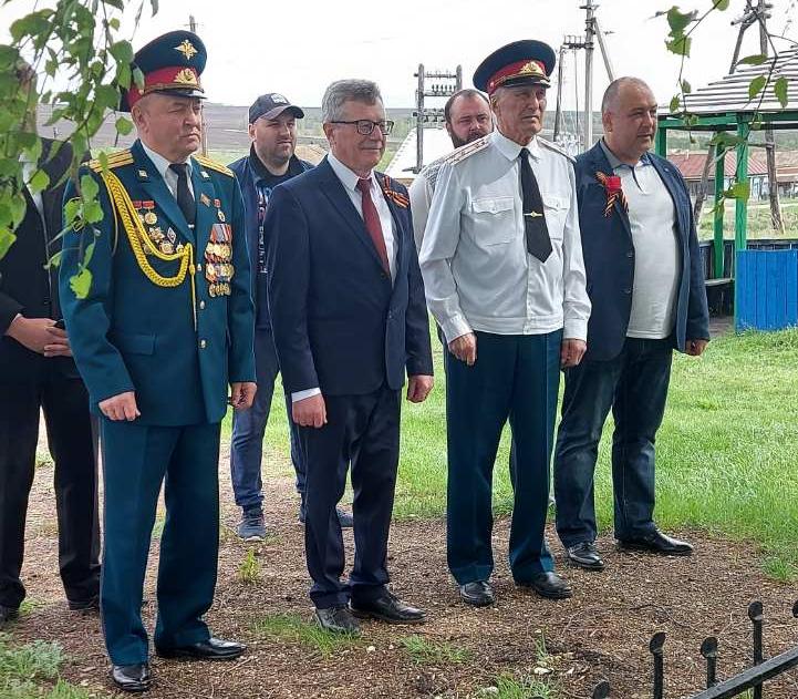 Возложение венков и цветов к мемориалу