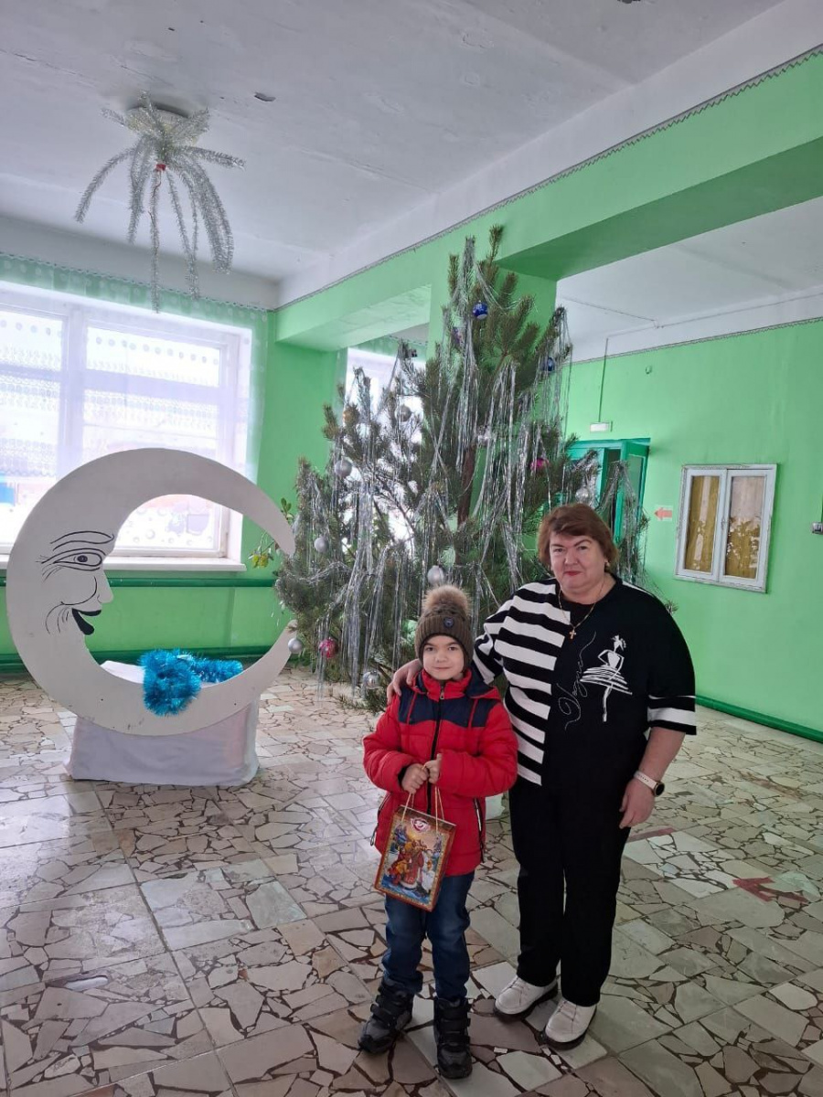 Глава администрации Максимовского муниципального образования Брагина Т. П. вручила  новогодний подарок Таову Ивану