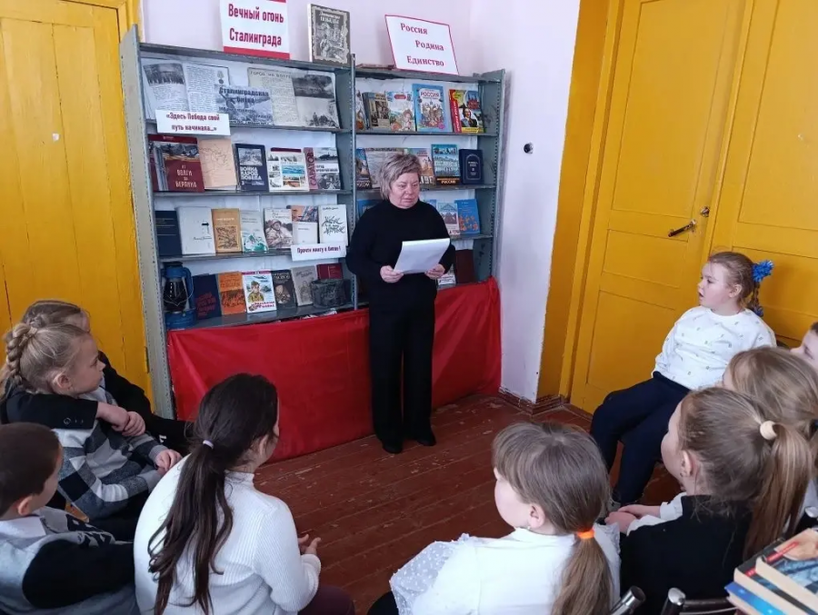 В рамках этого дня работники Сухокарабулакского СДК совместно с библиотекой провели час мужества "Но выстоял великий наш солдат и выстоял великий Сталинград" для учащихся 1-3 классов В рамках этого дня работники Сухокарабулакского СДК совместно с библиотекой провели час мужества "Но выстоял великий наш солдат и выстоял великий Сталинград" для учащихся 1-3 классов