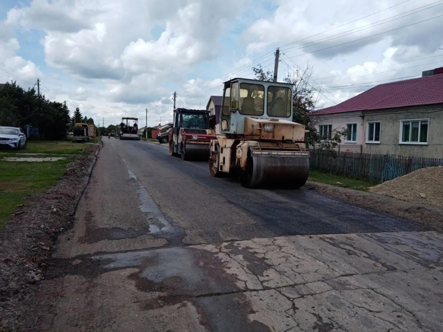 Глава администрации Большечечуйского МО Дмитрий Горшков выехал на ул. Молодёжную в с. Большая Чечуйка, где в настоящее время продолжается ремонт дорожного полотна