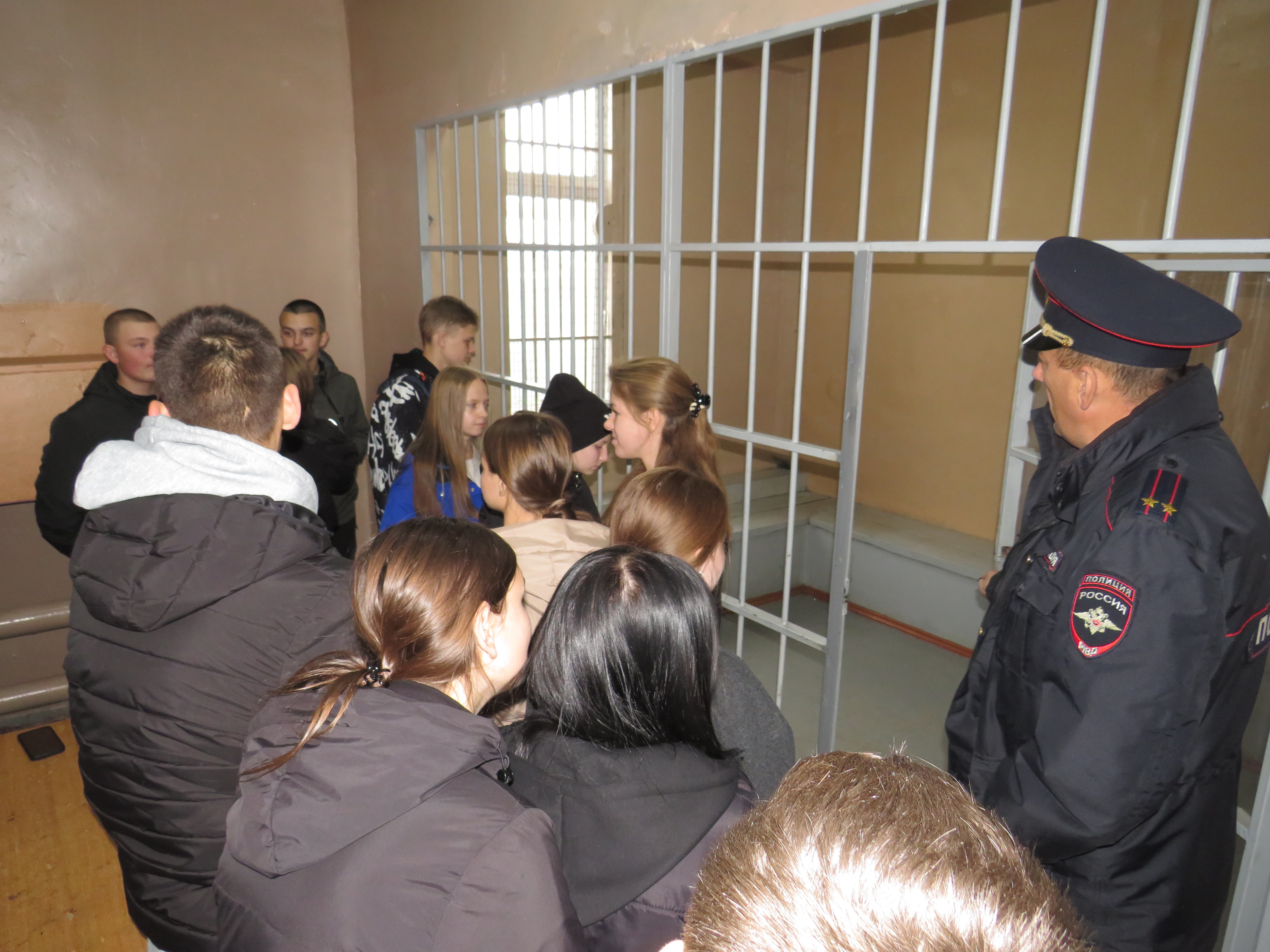 В Базарно-Карабулакском районе сотрудники полиции и общественники провели профориентационную экскурсию для школьников из с. Алексеевка