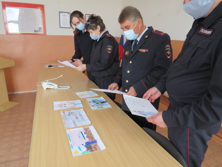 В Базарном Карабулаке подведены итоги районного этапа конкурса детских рисунков «Мои родители работают в полиции»