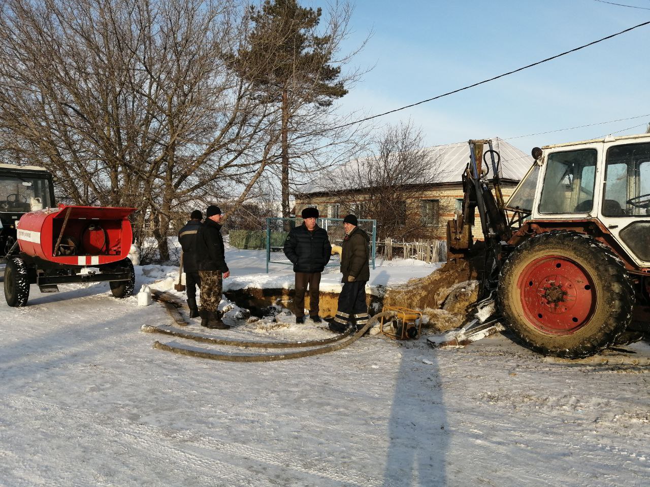 В Старобурасском МО под руководством руководителя ООО "Феникс" и главы администрации устраняется прорыв водопроводной трассы