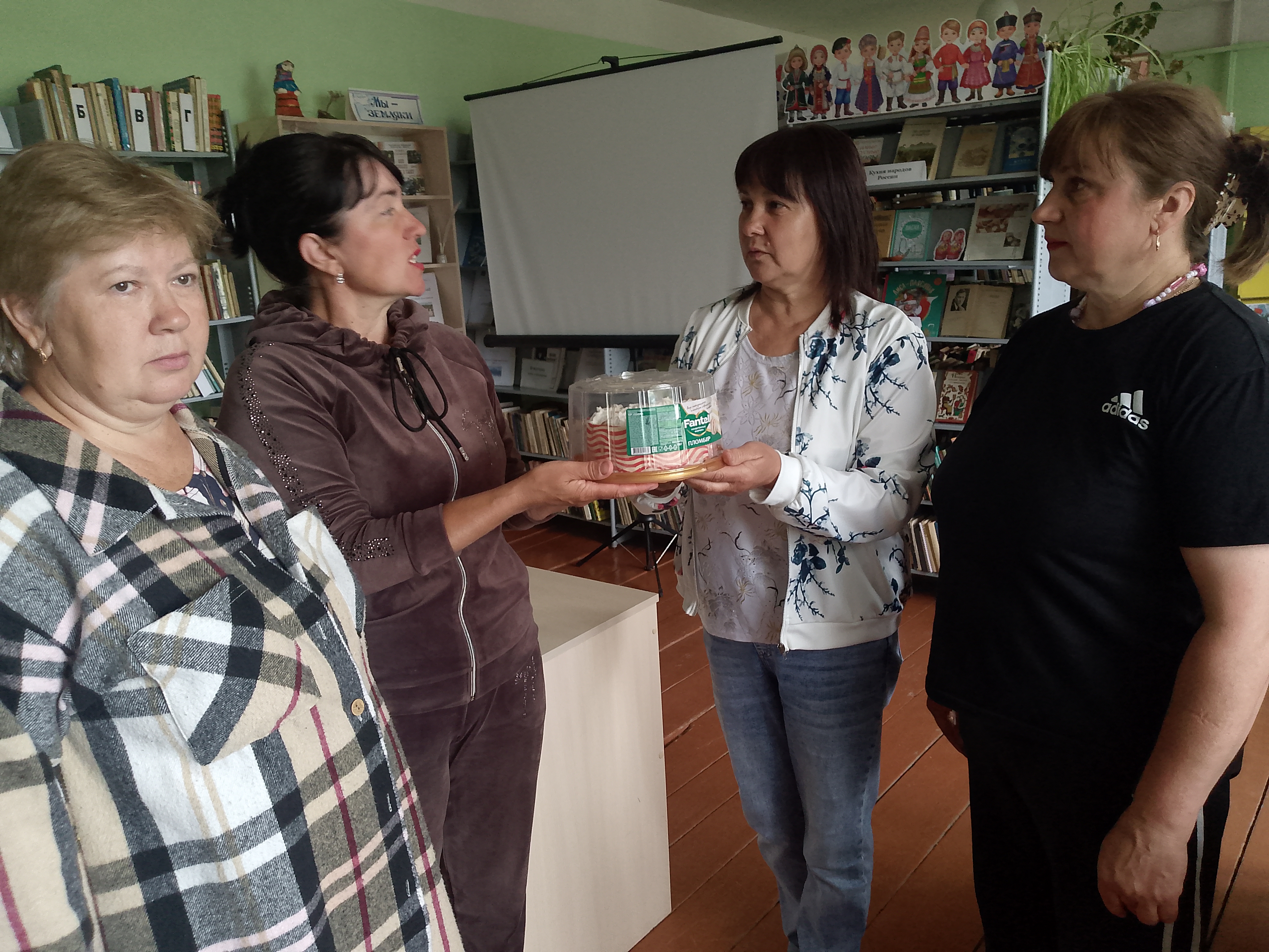 Работники культуры Белогорского СДК провели акцию,приуроченную ко дню молодежи"Спасибо родителям"