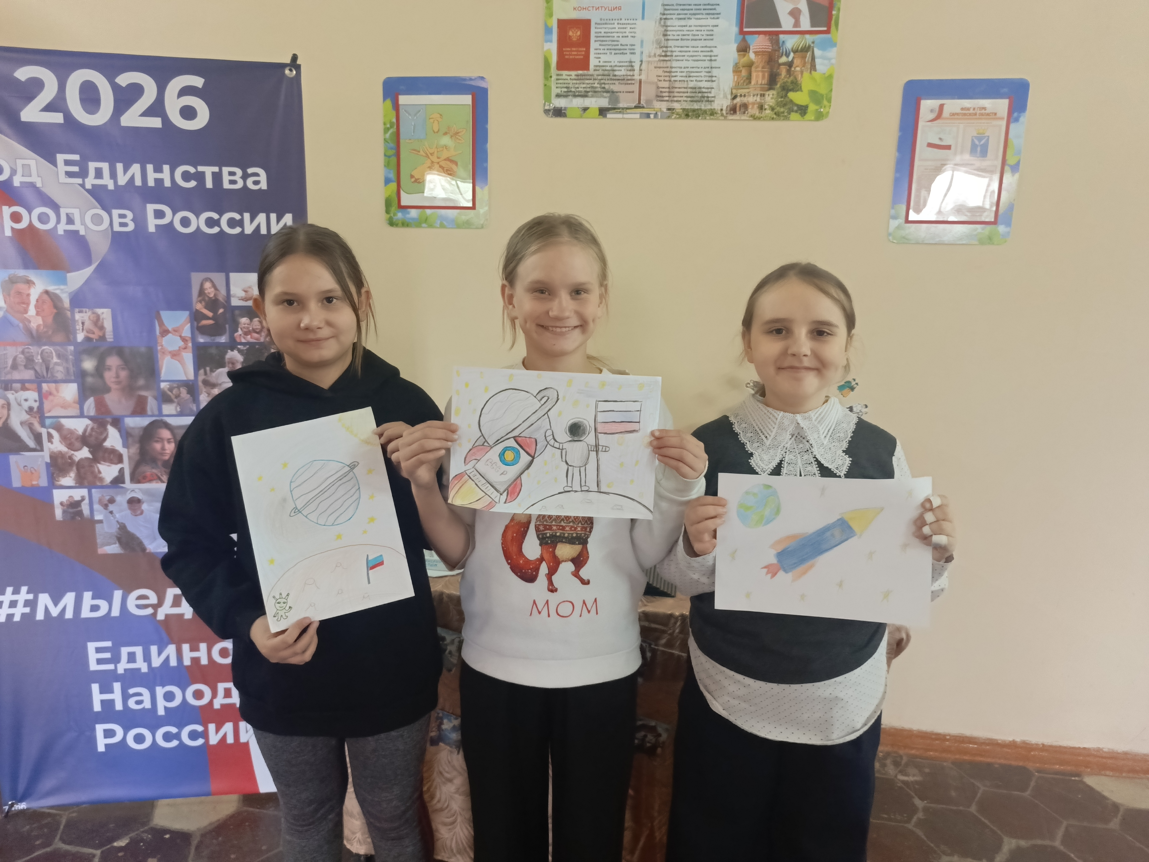 Космос всегда манил детей своей таинственностью и неизведанностью, поэтому с огромным энтузиазмом и интересом ребята из клуба «Подружка» взялись за подготовку рисунков на космическую тематику