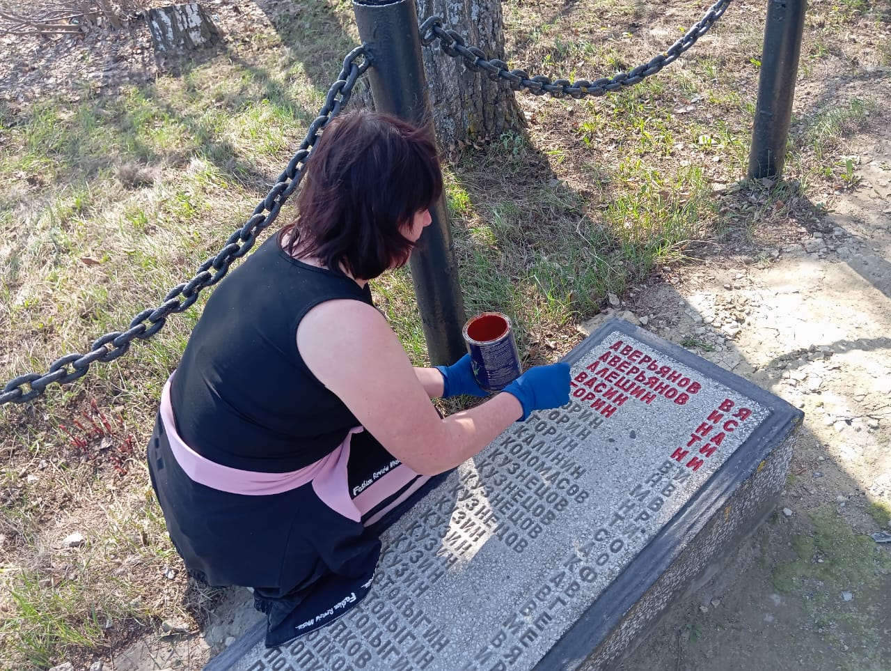 17.04.25г сотрудники Большечечуйского СДК совместно с главой администрации Горшковым Д.В. приняли участие в акции "Память поколений" в селе  Марьино Большечечуйского муниципального образования