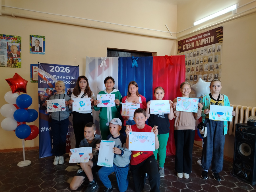 19 июня в сельском доме культуры села Тепляковка состоялся конкурс рисунков-"Цветок Единства"