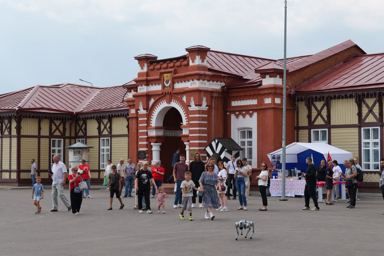 В преддверии Дня железнодорожника губернатор Роман Бусаргин поздравил ветеранов и действующих сотрудников отрасли с профессиональным праздником