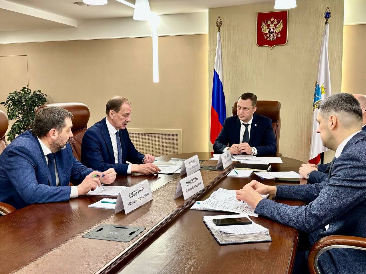 Губернатор Роман Бусаргин провел совещание, посвященное обработке дорог и тротуаров Саратова реагентами