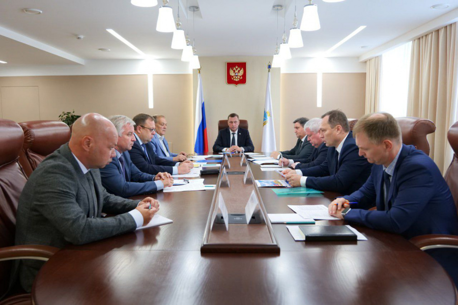 Губернатор Саратовской области Роман Бусаргин провел совещание с профильным блоком правительства, на котором обсудили взаимодействие региона с подшефным Сватовским муниципальным округом Луганской Народной Республики