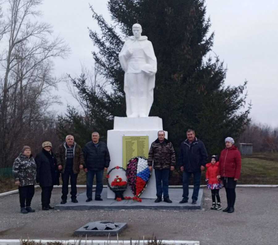 Заместитель главы администрации Максимовского МО Владимир Трошин принял участие в церемонии возложения цветов к воинским мемориалам в с. Ключи