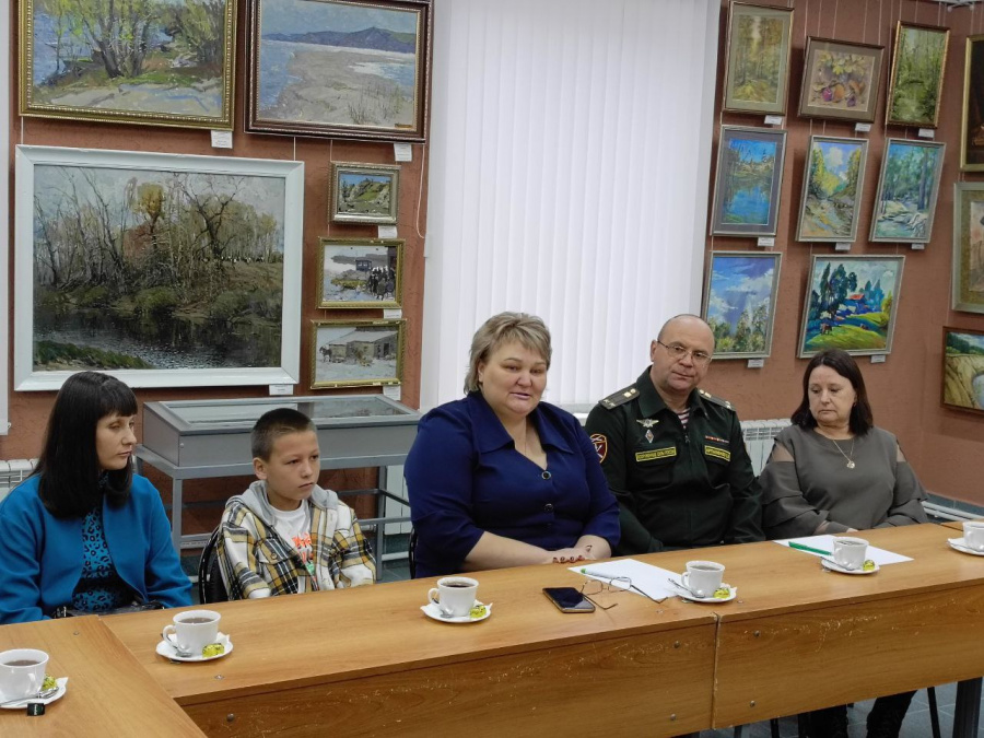 Сегодня глава района Н.В. Трошина и военный комиссар Базарно-Карабулакского, Балтайского и Новобурасского районов Д. В. Артамонов встретились с родными погибших участников СВО Сегодня глава района Н.В. Трошина и военный комиссар Базарно-Карабулакского, Балтайского и Новобурасского районов Д. В. Артамонов встретились с родными погибших участников СВО