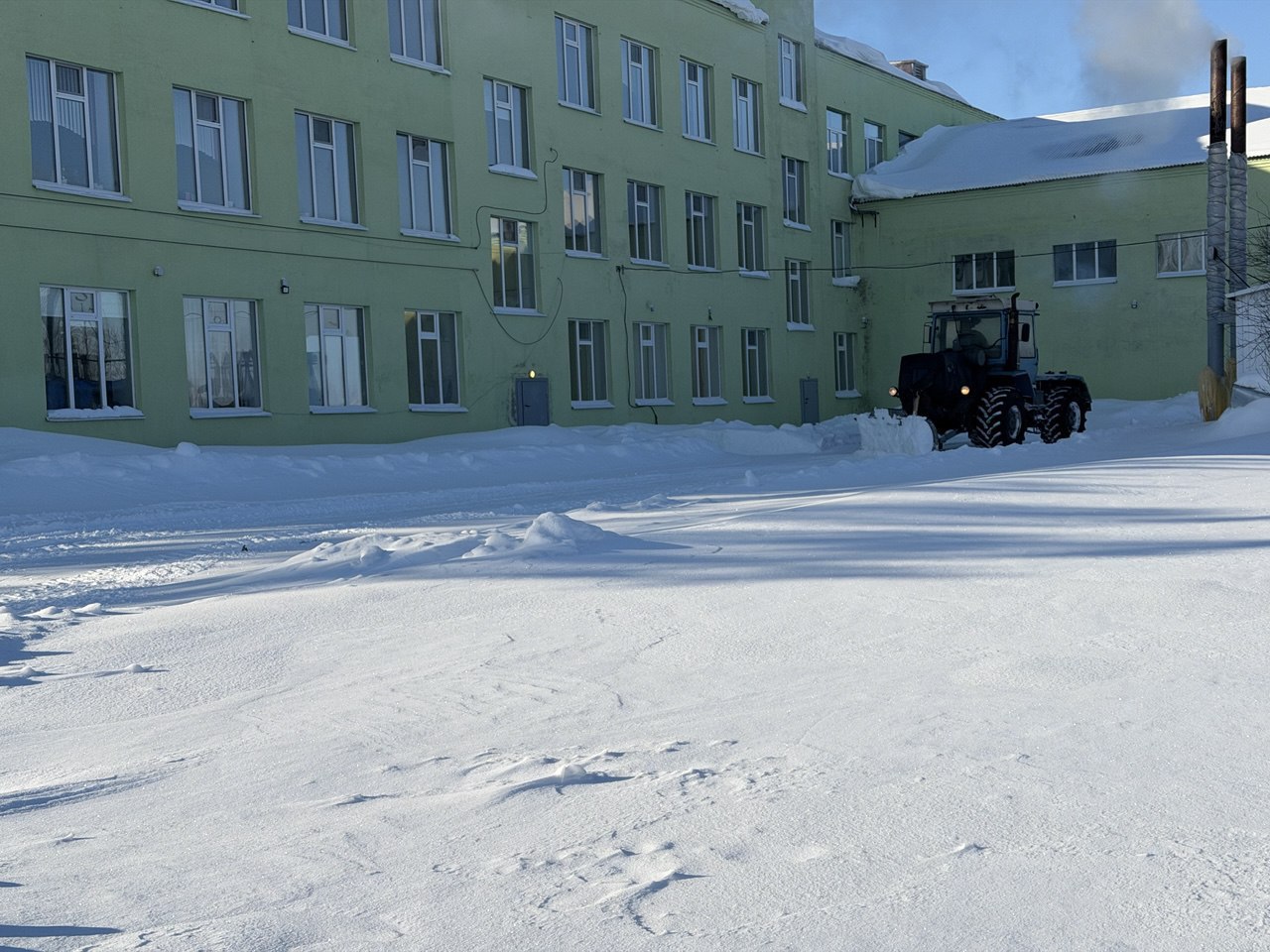 По поручению главы администрации Яковлевского муниципального образования Рината Тугушева в муниципалитете ведётся очистка улично-дорожной сети от снега