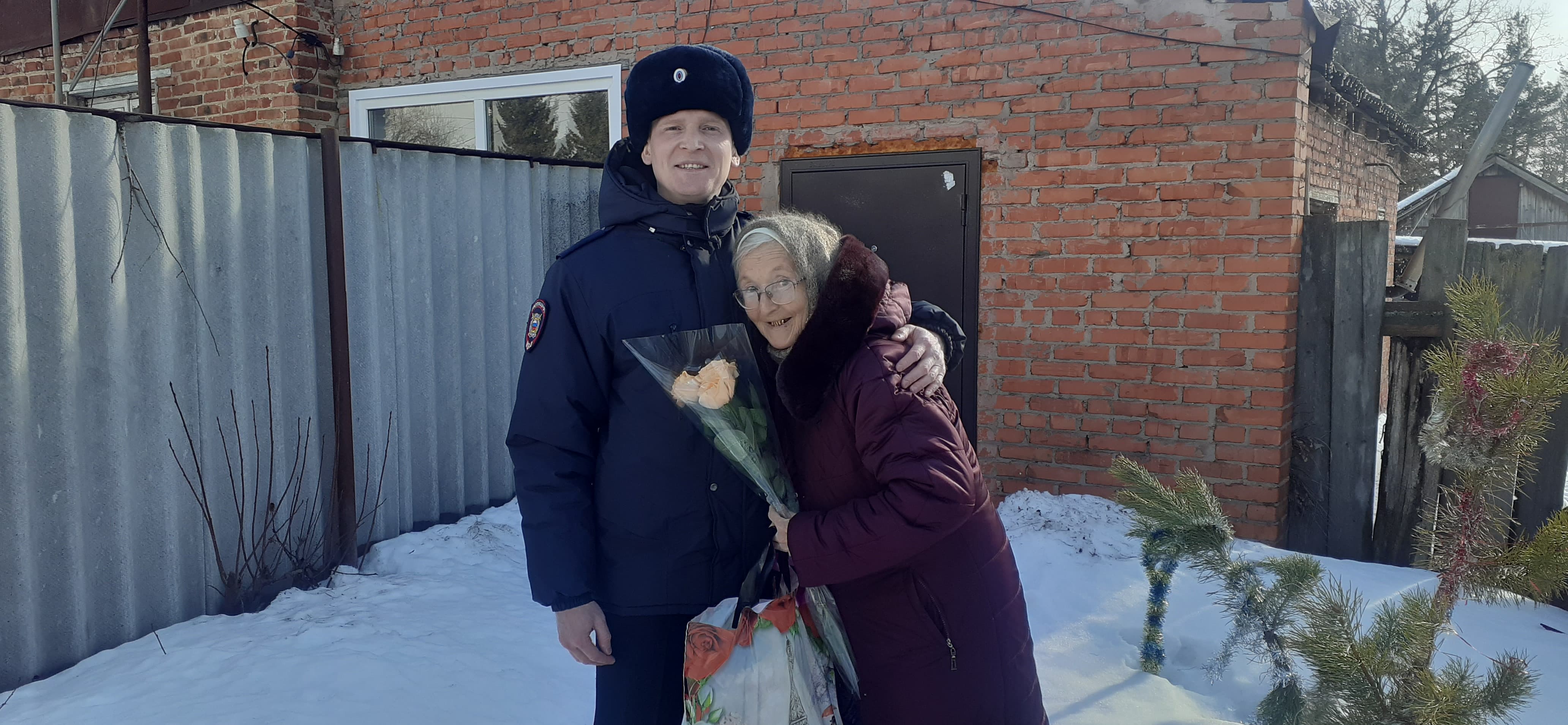 Сотрудники полиции провели акцию «8 марта в каждый дом»