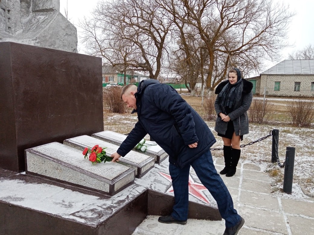 Сотрудники администрации Большечечуйского муниципального образования  возложили цветы к памятнику, отдав дань уважения Героям Отечества, проявившим в разные периоды истории страны наивысший патриотизм и любовь к Родине