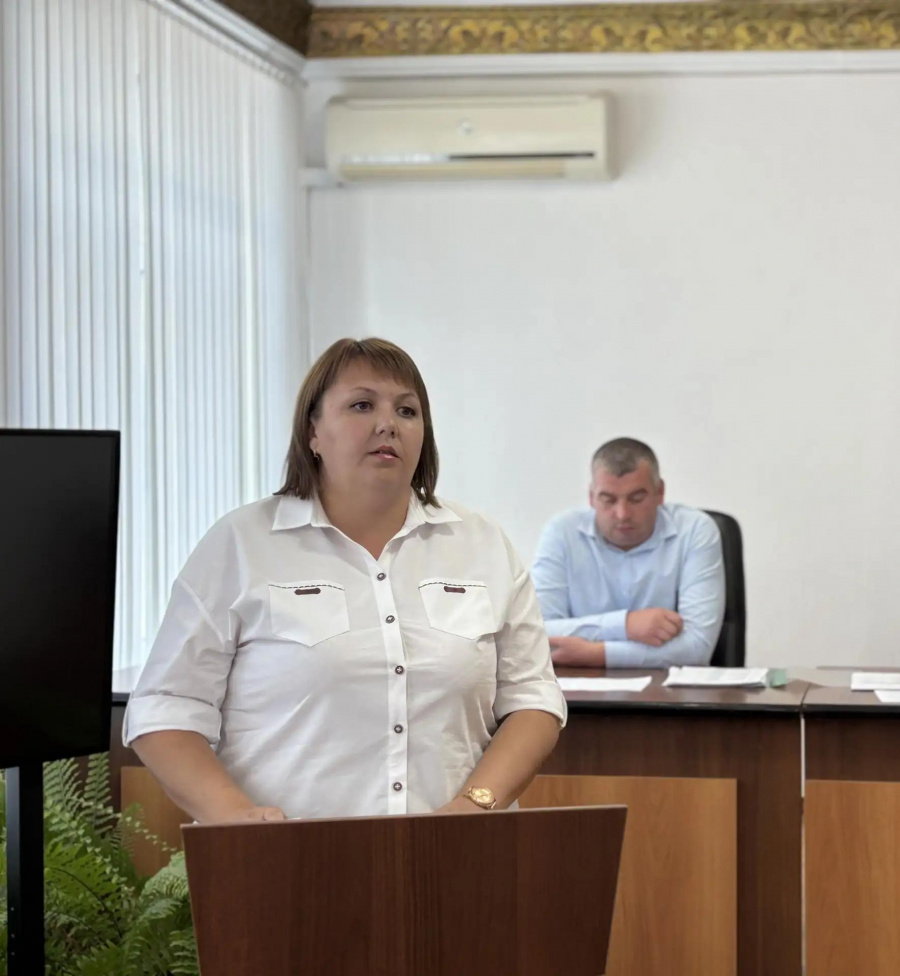 Врип начальника управления образования Дарья Лобачёва на заседании постоянно действующего совещания, прошедшем под председательством главы района Андрея Кушнарёва, представила доклад о готовности школ и детских садов к новому учебному году