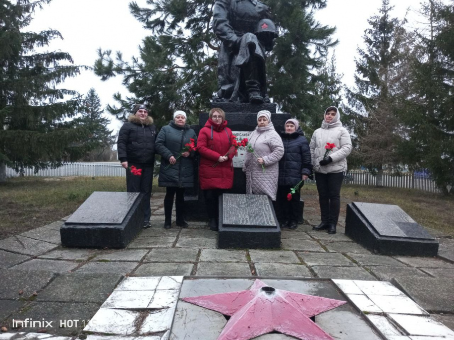 Глава администрации Липовского муниципального образования Ольга Быкова приняла участие в церемонии  возложения цветов к памятникам