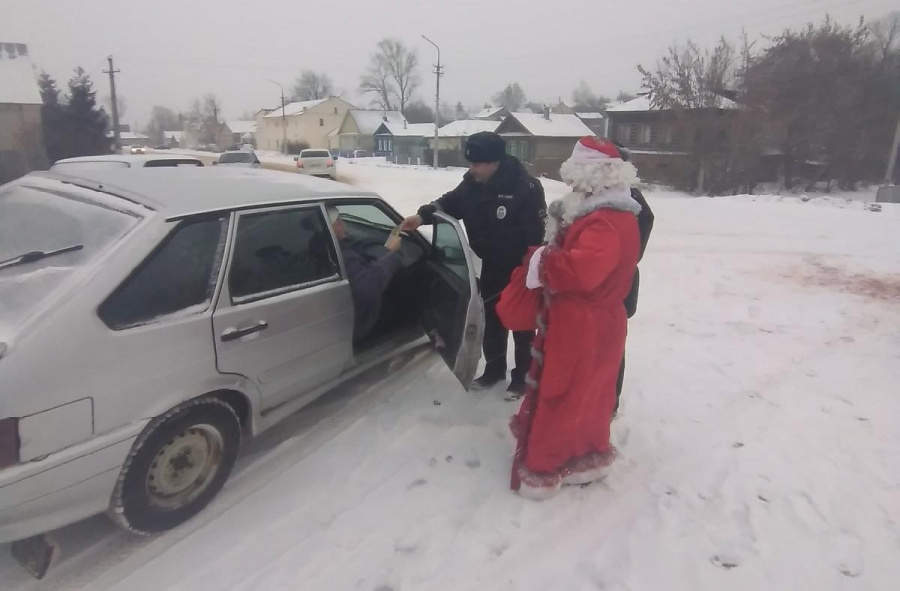 Сотрудники районной Госавтоинспекции поддержали акцию «Полицейский Дед Мороз»