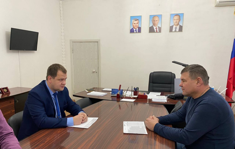 Глава Базарно-Карабулакского района Артём Курочкин провёл рабочую встречу с начальником Базарно-Карабулакских РЭС Владимиром Дмитриевым