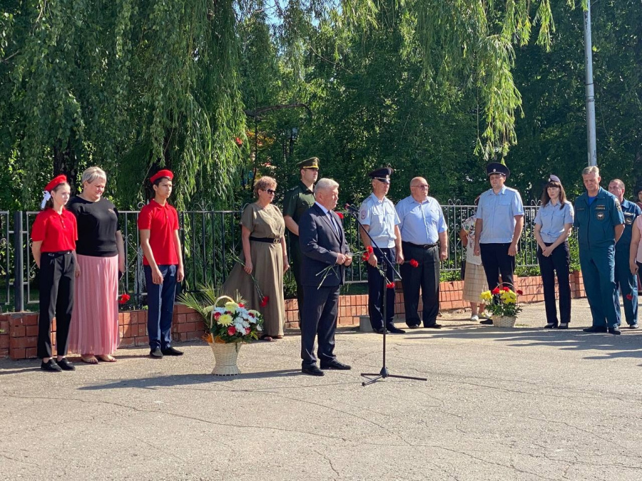В Базарном Карабулаке в День памяти и скорби состоялось возложение цветов к мемориалу