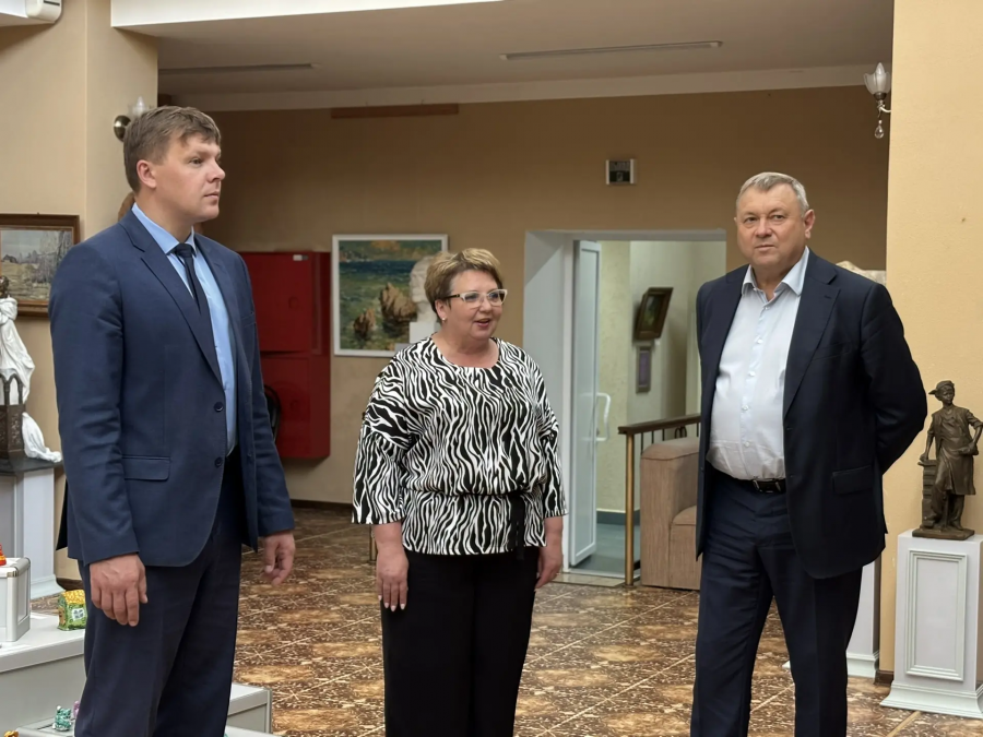 Глава района Андрей Кушнарёв вместе с министром природных ресурсов и экологии Саратовской области Константином Дорониным посетили историко-краеведческий музей 