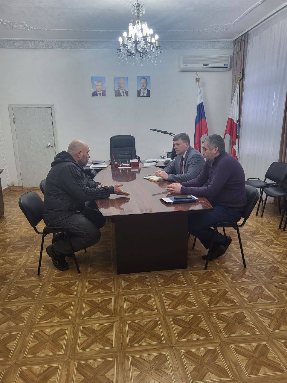 Временно исполняющий полномочия главы района Андрей Кушнарёв встретился с представителем компании, осуществляющей вывоз мусора на территории района