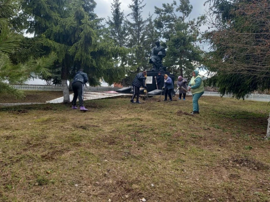 Жители Липовки присоединились к месячнику по благоустройству
