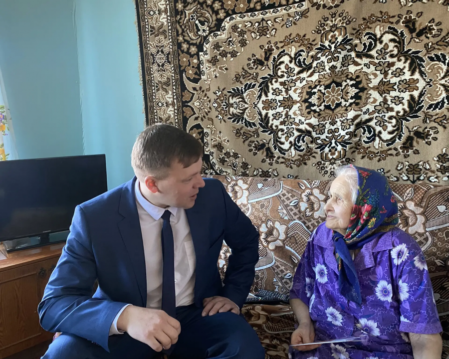 Временно исполняющий полномочия главы района Андрей Кушнарёв навестил труженицу тыла Валентину Ивановну Носкову