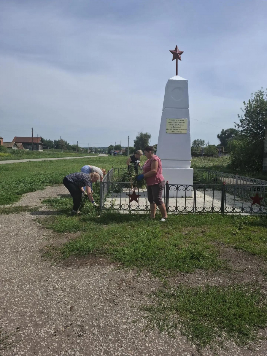 По инициативе главы администрации Максимовского МО Татьяны Брагиной проведена уборка на территории обелиска в с. Максимовка