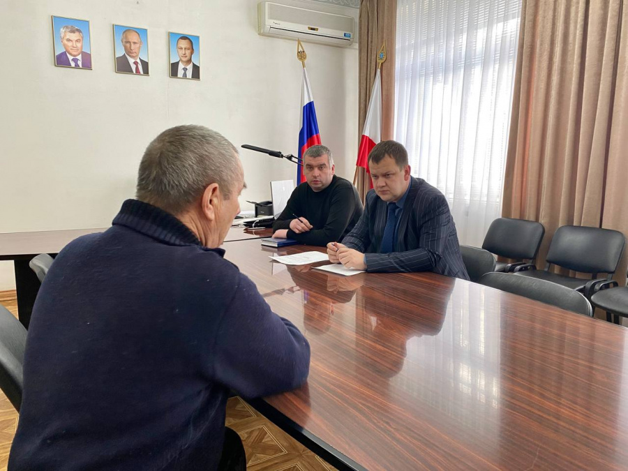 Глава Базарно-Карабулакского района Артём Курочкин провёл очередной приём граждан