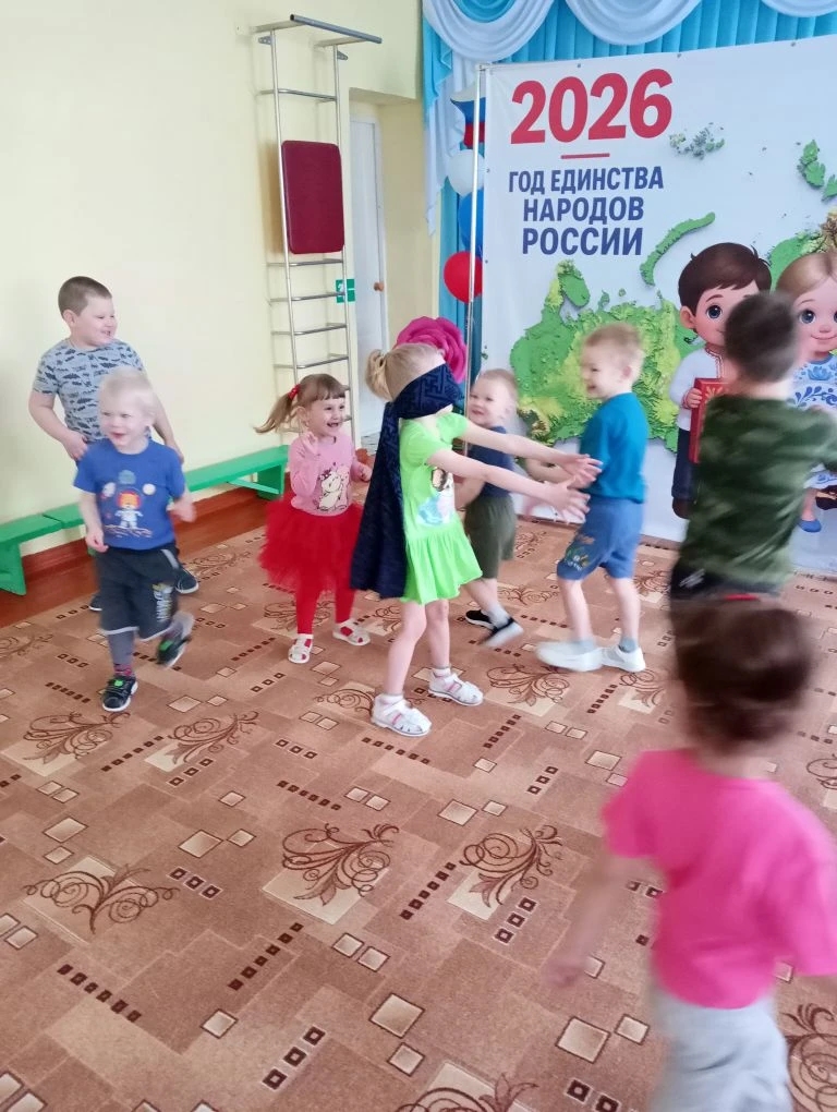 8 апреля заведующая сельским домом культуры села Тепляковка провела для дошкольников игровую программу «Полет в космос»