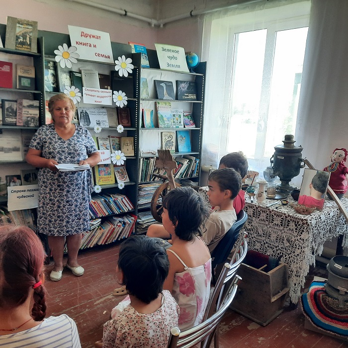 "Не меркнут образы святые" Познавательный час "Не меркнут образы святые" Познавательный час